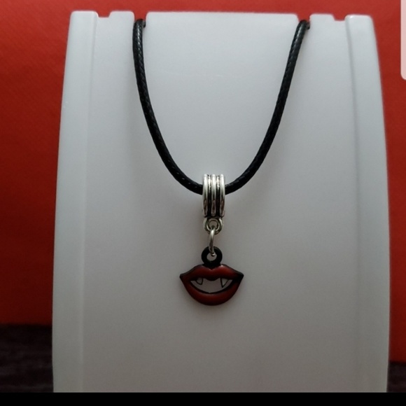 NWT Black Red Vampire Fangs necklace - Picture 2 of 7